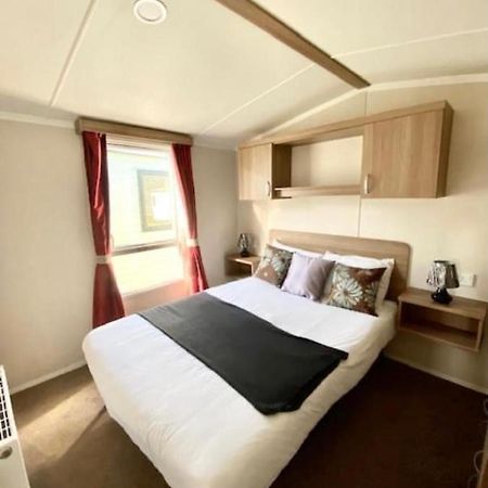 Отель Swift Loire Jaywick Sands Экстерьер фото