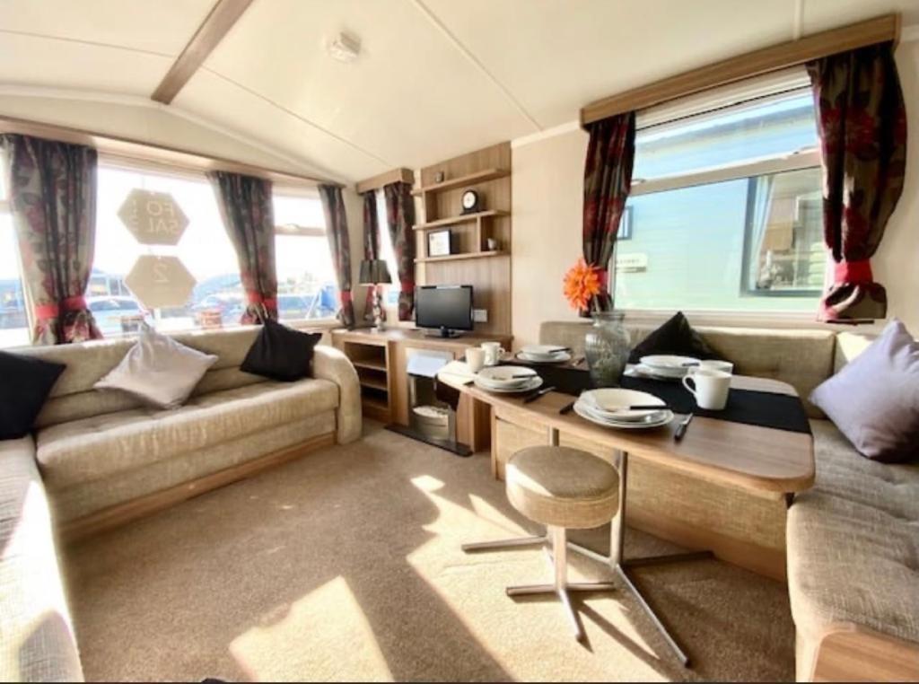 Отель Swift Loire Jaywick Sands Экстерьер фото